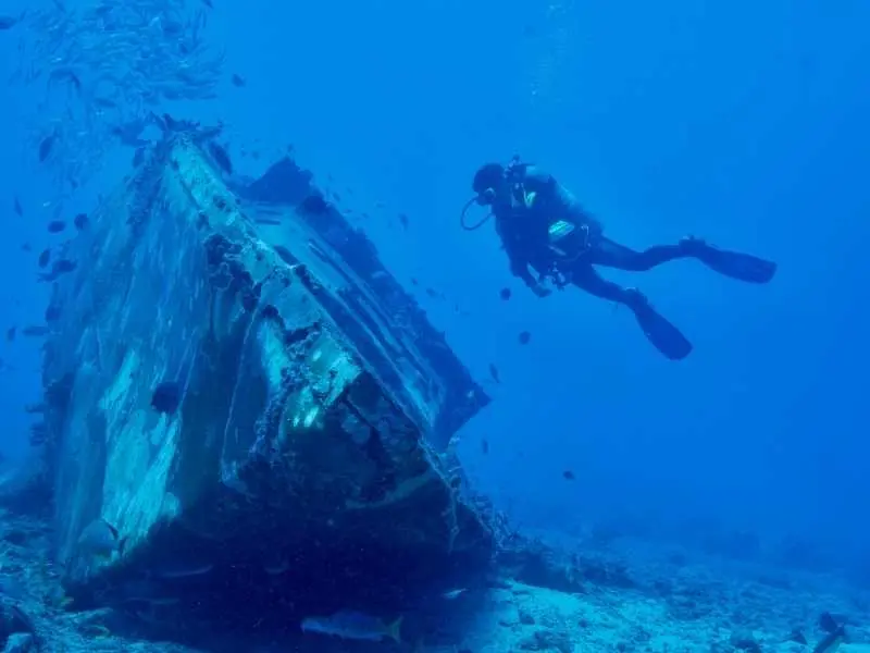 PADI Advanced Open Water diver trincomalee practicing deep diving skills at 30 meters in Trincomalee waters